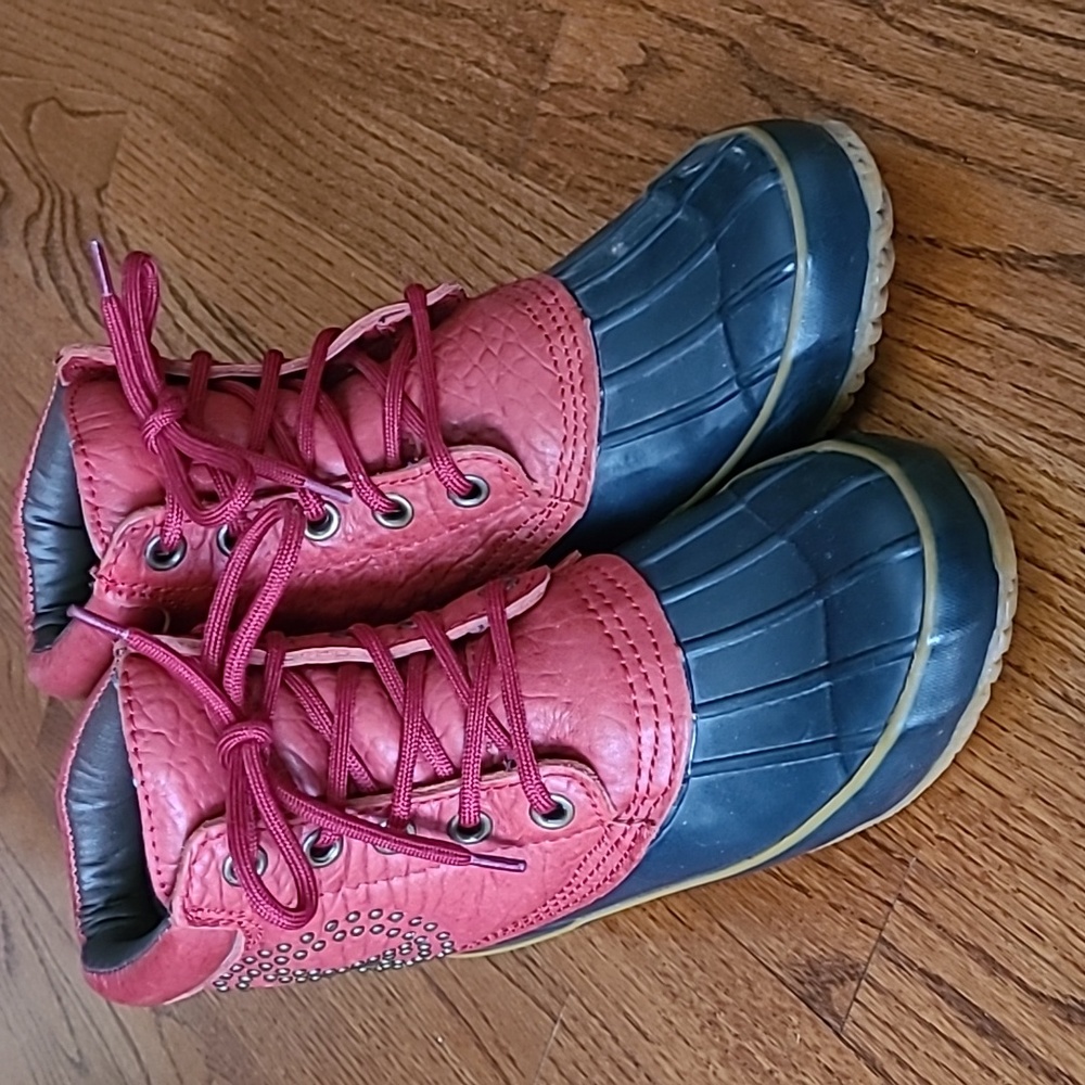 Lucky Brand Size 6.5 Red and Navy Duck Waterproof Boots